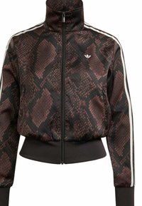 Veste de survêtement marron et noire à motif serpent avec des bandes blanches sur les manches, des poignets noirs, une fermeture éclair à l'avant, et un petit logo Adidas blanc sur la poitrine.