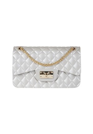 Borsa trapuntata color argento con tracolla a catena dorata e chiusura metallica. Il design presenta una superficie testurizzata con motivi a diamante.