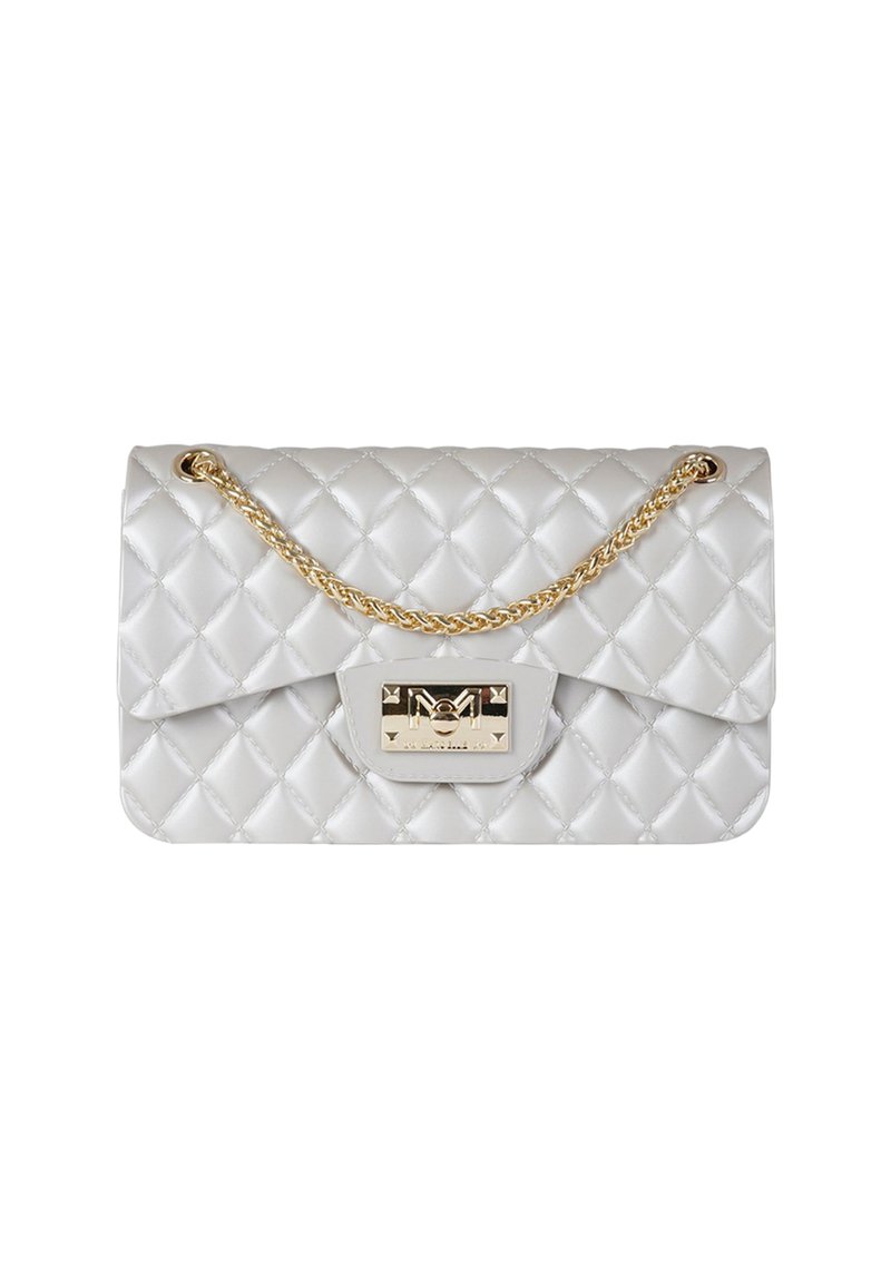 Borsa trapuntata color argento con tracolla a catena dorata e chiusura metallica. Il design presenta una superficie testurizzata con motivi a diamante.