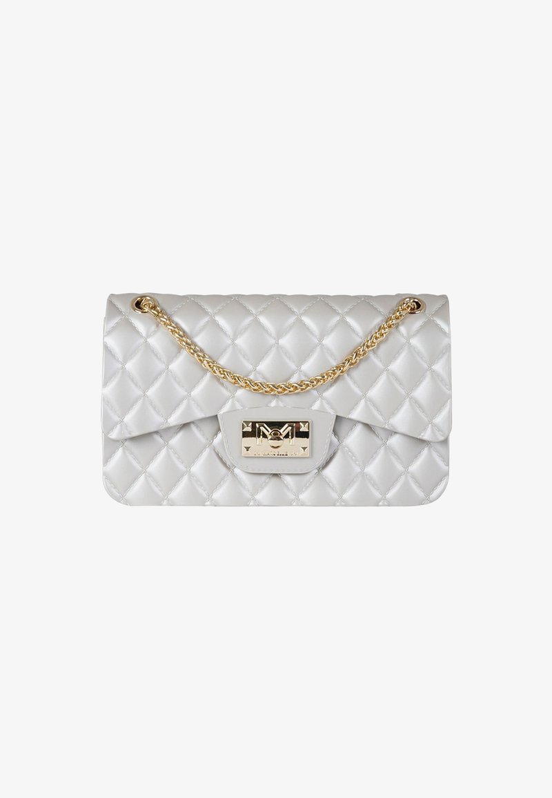 Borsa trapuntata color argento con tracolla a catena dorata e chiusura metallica. Il design presenta una superficie testurizzata con motivi a diamante.