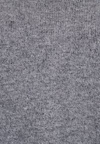 Harmaa neulottu kangas, jossa on hieno, teksturoitu kuvio. Tasainen väri jakautuminen ja hienovaraiset sävyerot pinnalla.