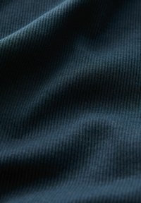 Dunkelblauem geripptem Stoff mit glatter Textur, der vertikale Linien und einen subtilen Glanz aufweist. Geeignet für verschiedene Textilanwendungen.