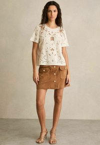 Reiss REGULAR FIT - IYLA FLORAL CUT-OUT EMBROIDERY  - Palaidinė - ivory