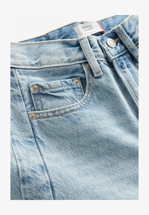 Lysblå denim jeans med mellem høj talje, frontlomme, kontrasterende syninger og metalhardware. Stof med en subtil tekstureret mønster.