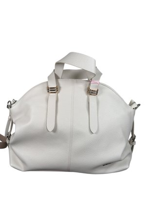 Borsa a mano in pelle bianca con due manici corti caratterizzati da anelli color oro e tracolla removibile su sfondo bianco.