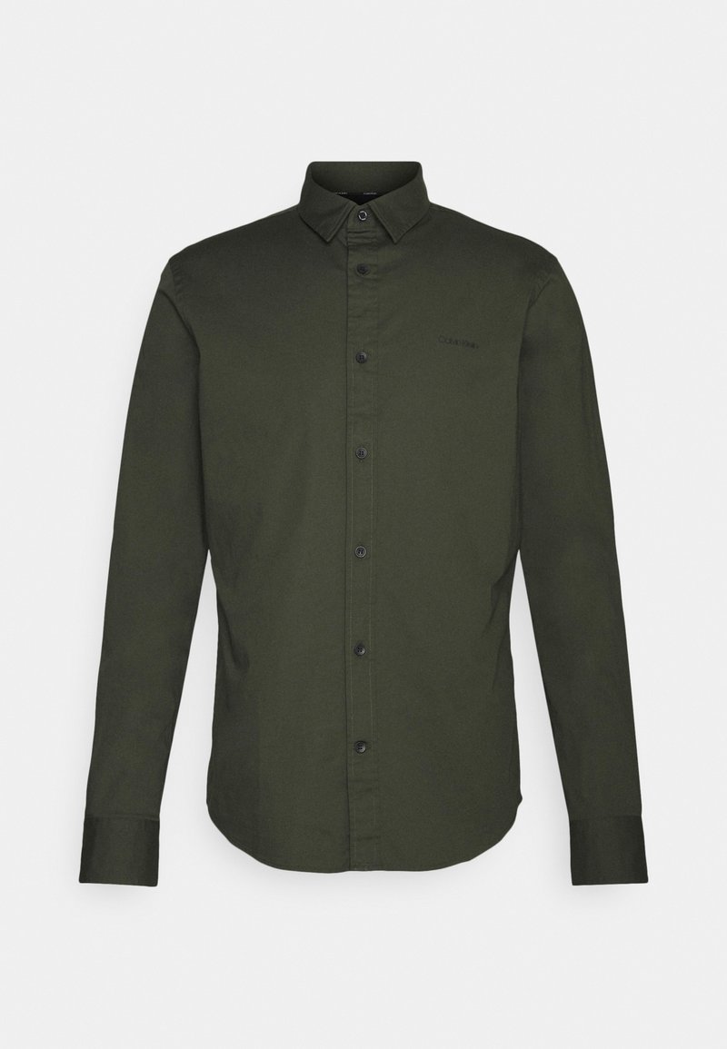 Camisa de manga larga verde oliva con cuello abotonado, cierre frontal de botones y botones negros. Fabricada con una tela suave y ligera.