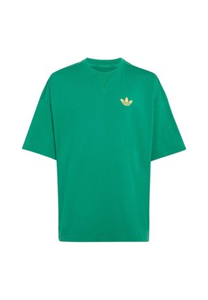 T-shirt Adidas vert à manches courtes avec un petit logo trèfle jaune sur le côté gauche de la poitrine et un col rond.
