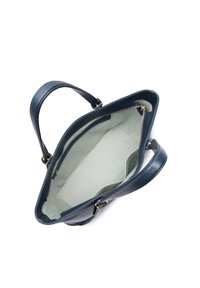 Borsa in pelle navy con doppi manici, chiusura con cerniera e interno chiaro. Presenta un esterno texturizzato e un ampio scomparto principale.
