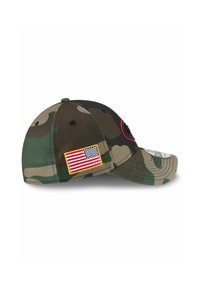 Tarnkappenmütze mit gebogenem Schild. Verfügt über ein aufgenähtes amerikanisches Flaggen-Patch an der Seite und einen texturierten Stoff. Die Farbpalette umfasst Grün und Braun.