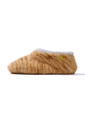 Zapatilla suave con patrón de pelaje de gato atigrado naranja, forro interior de felpa blanca y una pequeña etiqueta verde en el lateral, mostrada desde el perfil derecho.