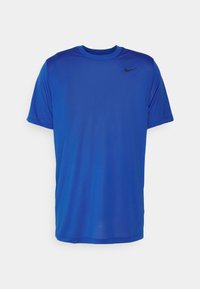 Modré sportovní tričko vyrobené z lehkého, prodyšného materiálu. Má krátké rukávy a kulatý výstřih. Na přední straně je černé logo Nike.