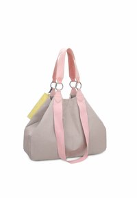 Borsa in tela di un beige chiaro con manici rosa e hardware in argento. Presenta un piccolo cartellino giallo attaccato. Ha un design spazioso e strutturato.