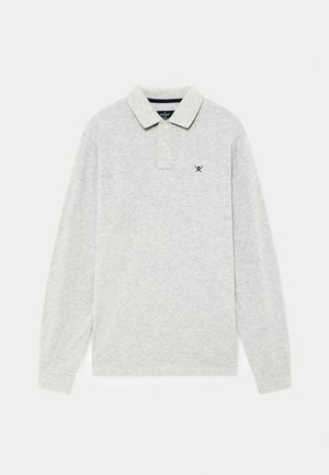 Vaaleanharmaa pitkähihainen polo-paita, jossa on kauluskot, kolmen napin napitus etuosassa ja pieni musta logo vasemmassa rinnassa. Valmistettu puuvillasekoitteesta.