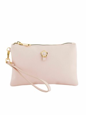 Jasnoróżowa kopertówka na nadgarstek z złotym zamkiem błyskawicznym i złoto-białym zapięciem w kształcie kwiatu na teksturowanej powierzchni.