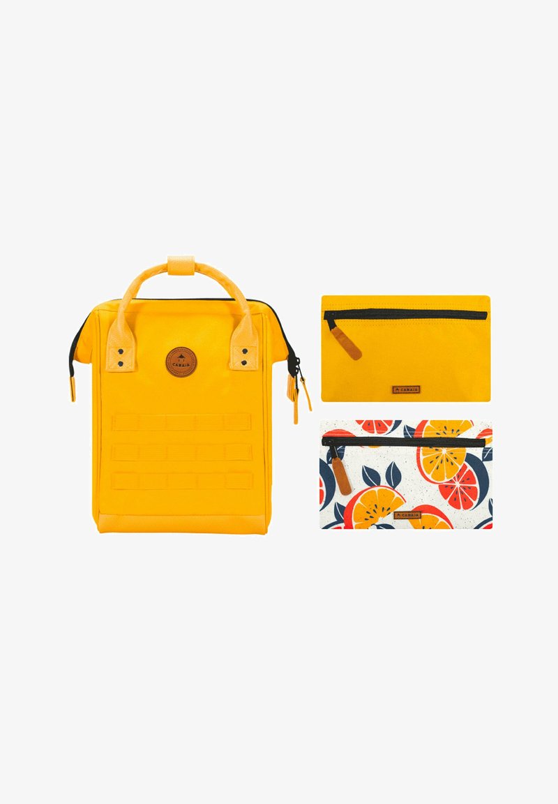 Gelber Rucksack mit strukturiertem Finish, Tragegriff oben und Logo-Patch. Zwei Taschen: eine einfarbig gelb, die andere mit einem Obstmuster.