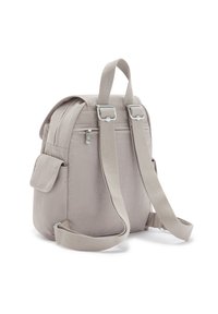 Mochila gris claro hecha de tela, con correas acolchadas, cierre de cremallera, un bolsillo lateral y forma rectangular con textura suave.