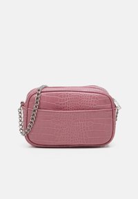 Borsa a tracolla di colore rosa con effetto coccodrillo, dotata di una tracolla in catena argentata e dalla forma rettangolare, con chiusura a zip e tasca esterna.