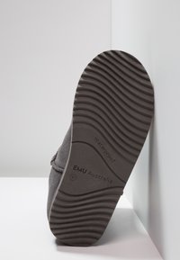 Suola di stivale impermeabile grigia con un design testurizzato e ondulato e il marchio in rilievo "EMU Australia". Realizzata con materiali durevoli.