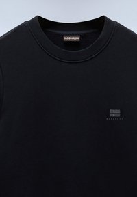 T-shirt in cotone nero con colletto rotondo, caratterizzato da un piccolo logo ricamato sul lato sinistro del petto. Texture liscia e design classico.