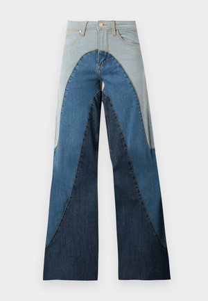 Τζιν με φαρδιά μάτια και ψηλή μέση, με πάνελ σε τρία διαφορετικά μπλε ντένιμ και μπροστινές τσέπες.