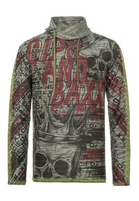 Langärmliger Pullover aus einem gemischten grauen und grünen Stoff mit einem hohen Kragen. Der Pullover hat auffälligen roten Text, sowie Grafiken mit Totenkopf und Krone.