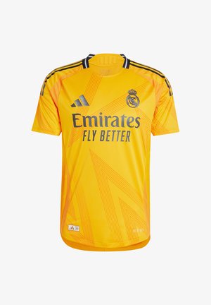 Camiseta amarilla de Adidas con mangas cortas, que presenta un patrón de zigzag, acentos negros y el logo "Emirates Fly Better" en el frente.