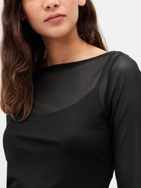 Top negru cu mânecă lungă, cu un decolteu transparent, textură fină și o croială ajustată. Materialul pare ușor și are o ușoară întindere.