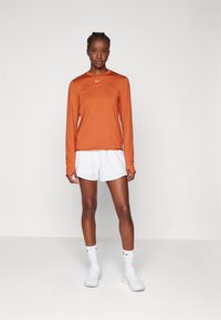 Nike Performance SWIFT TOP - Langærmet T-shirt - burnt sunrise/reflective silver