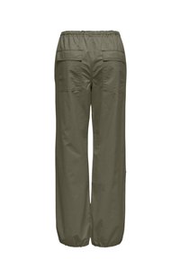 Khaki broek met een losse pasvorm, elastische tailleband en twee achterzakken. Het materiaal lijkt lichtgewicht met een gladde textuur.
