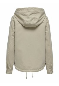 Veste beige à capuche avec un ourlet à cordon de serrage, des poignets élastiques et des détails de couture subtils, fabriquée en tissu lisse et léger.