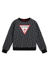 Felpa nera con un motivo geometrico grigio ripetuto, un logo triangolare rosso con "GUESS®" e polsini e orlo a coste.