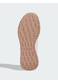 Obuća s teksturiranim gumenim potplatom u svijetlo smeđoj boji, s uzorkom zaobljenih kvržica i logom brenda.