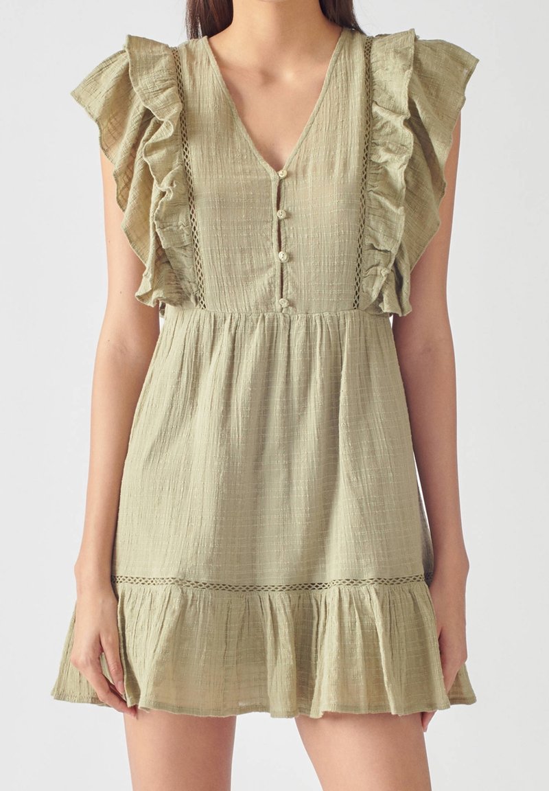 Robe sans manches de couleur olive clair avec décolleté en V, boutons sur le devant, épaules volantées, bordure en dentelle et ourlet à volants froncés.