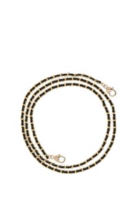 Cinghia a catena nera e dorata con design a maglie testurizzate, dotata di un gancio a molla per il fissaggio. Più fili creano un aspetto a strati.