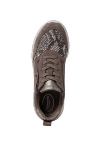 Baskets en suede marron avec accents métalliques, détails en maille, lacets et fermeture éclair sur le côté. Elles sont dotées d'une semelle en caoutchouc blanche et d'un col rembourré.