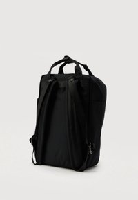 Čierny batoh vyrobený z odolnej tkaniny. Obsahuje dva ramenné popruhy, horné držadlá a elegantný, štruktúrovaný dizajn bez viditeľných log.
