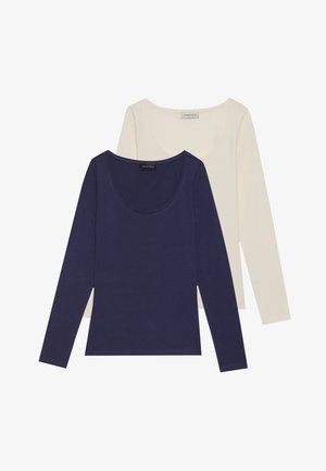 Két hosszú ujjú póló: az egyik sötétkék, a másik ekrü, mindkettő lekerekített nyakkivágással és puha textúrával.