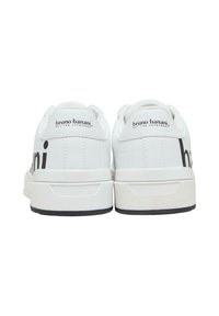 Białe trampki z gładkiej skórzanej cholewki, z czarnym logo na pięcie, zaokrąglonym czubkiem i gumową podeszwą z czarnymi akcentami.