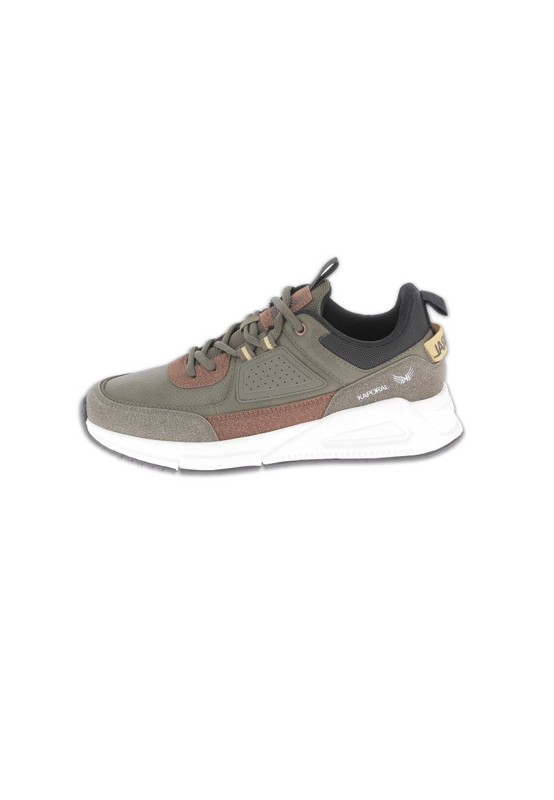 Sneaker verde e marrone con tomaia texture, dotata di pannelli in rete e di una suola intermedia bianca. Dettagli neri e logo sul tallone.