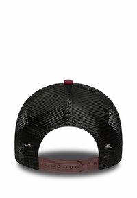 Gorra de béisbol de malla negra con un cierre de plástico marón y un botón a juego en la parte superior. Presenta un diseño estructurado y material transpirable.