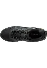 Sort sportsko med en tekstureret overdel, fremtrædende snøresystem, polstret krave og gummisål med ribber for traction.