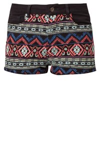 Pantalones cortos negros con un patrón que presenta diseños geométricos coloridos en rojo, azul y crema, con un cierre de botón frontal y bolsillos.