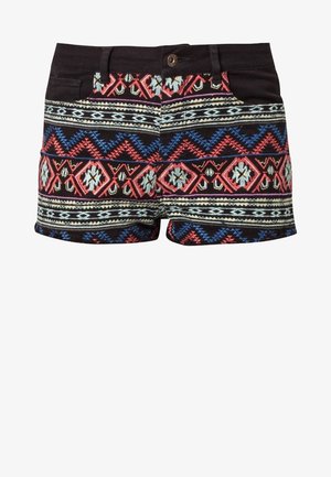Černé šortky s barevnými geometrickými vzory v červené, modré a krémové barvě, s předním zapínáním na knoflíky a kapsami.