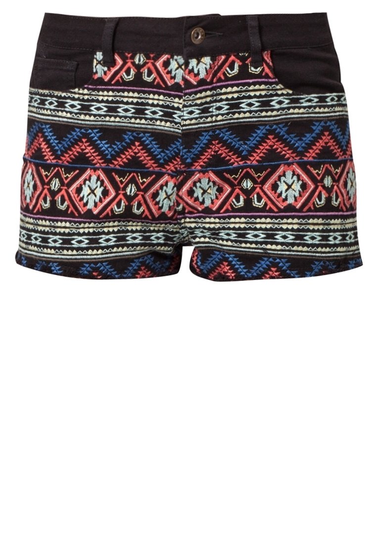 Pantalones cortos negros con un patrón que presenta diseños geométricos coloridos en rojo, azul y crema, con un cierre de botón frontal y bolsillos.