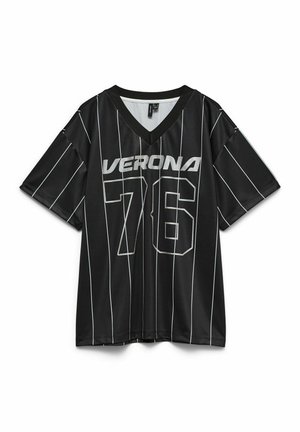 Camiseta deportiva negra con rayas verticales blancas, cuello en V, con "VERONA" y el número "76" en plateado en el frente. Mangas cortas.