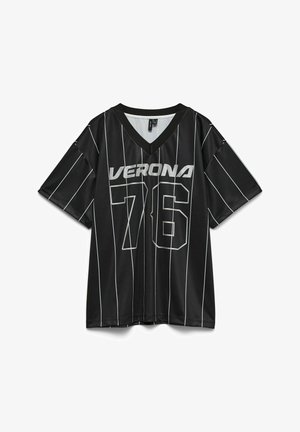 Camiseta deportiva negra con rayas verticales blancas, cuello en V, con "VERONA" y el número "76" en plateado en el frente. Mangas cortas.