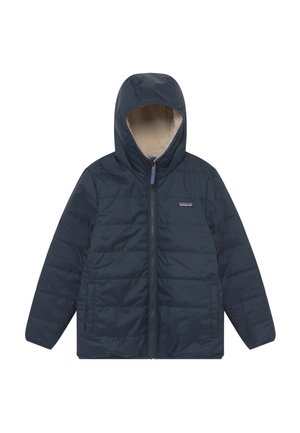 Dunkelblauer gepolsterter Jacke mit Kapuze, Reißverschluss und Fleece-Futter. Zwei Vorderseitentaschen mit einem Logo auf der Brust. Glatte Außenfläche.