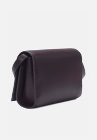 Sac bandoulière en cuir marron foncé avec une fermeture à rabat, de forme rectangulaire, et une fine bandoulière, sur un fond blanc.