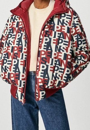 Polstret bomberjakke med et mønster af rød og cremefarvet logo, med hætte, foran lynlås og ribbede manchetter, parret med denim.