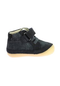 Botín de ante azul oscuro con suela clara, que presenta una correa de velcro y un diseño de cordones. Superficie texturizada con sutiles motas.
